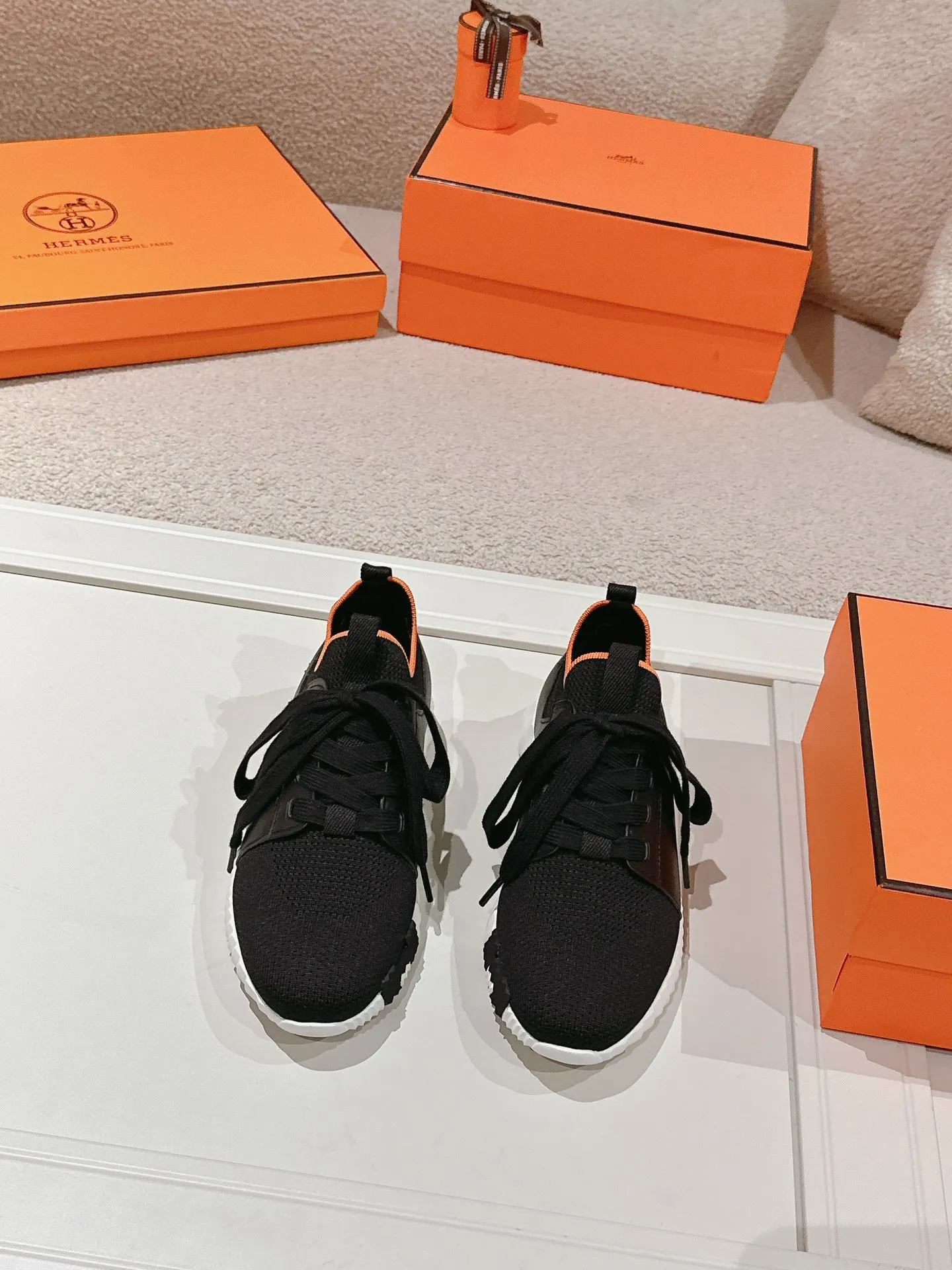 Men's shoes 💰600💰 Hermes top version # Hermès H family classic couple's casual sports shoes Couple's casual sports dad shoes combine high-tech canvas and suede goatskin, and are decorated with an exaggerated "H" letter on the rubber sole. The italic design and bright colors show vitality and continue the brand's design inspiration. Stroll around the city lightly and feel free and comfortable. Exquisitely packaged at the delivery counter 🛍📦 Fabric: Original special material and cow suede Lining: Customized breathable mesh Outsole: Open-molded TPU + rubber foam material Bottom thickness: 3CM Size: 35-45